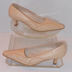AUDREY CLASSIC BEIGE PUMPS SIZE 8.5 MEDIUM